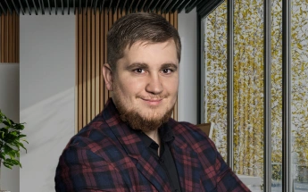 Sebastian Borowy, radca prawny specjalizujący się w sprawach dotyczących wypadków w pracy, na tle nowoczesnego wnętrza.
