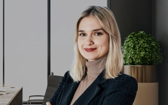 Aleksandra Bryniarska-Duda, adwokat specjalizująca się w sprawach dotyczących błędów medycznych, na tle stylowego biura.