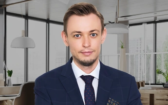 Sebastian Hajdas, radca prawny specjalizujący się w sprawach dotyczących pozostałych wypadków, na tle jasnego biura.