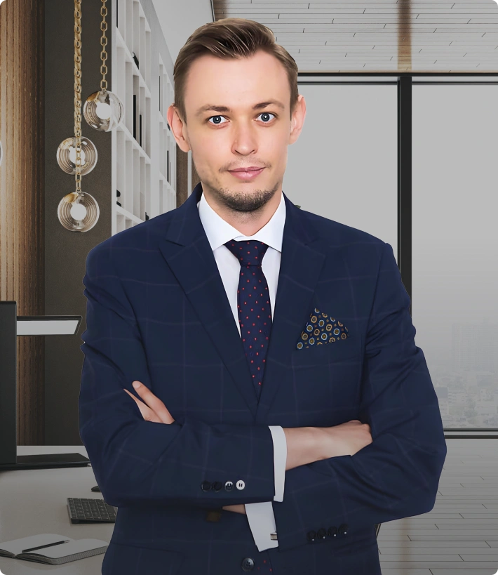 Sebastian Hajdas, radca prawny specjalizujący się w sprawach dotyczących pozostałych wypadków, na tle jasnego biura.