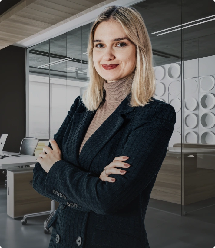 Aleksandra Bryniarska-Duda, adwokat specjalizująca się w sprawach dotyczących błędów medycznych, na tle stylowego biura.