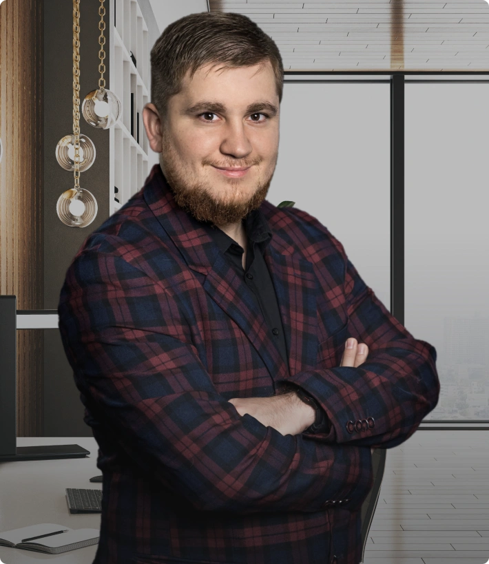 Sebastian Borowy, radca prawny specjalizujący się w sprawach dotyczących wypadków w pracy, na tle nowoczesnego wnętrza.