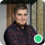 Sebastian Borowy, radca prawny specjalizujący się w sprawach dotyczących wypadków w pracy, na tle nowoczesnego wnętrza.