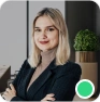 Aleksandra Bryniarska-Duda, adwokat specjalizująca się w sprawach dotyczących błędów medycznych, na tle stylowego biura.