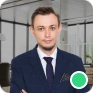 Sebastian Hajdas, radca prawny specjalizujący się w sprawach dotyczących pozostałych wypadków, na tle jasnego biura.