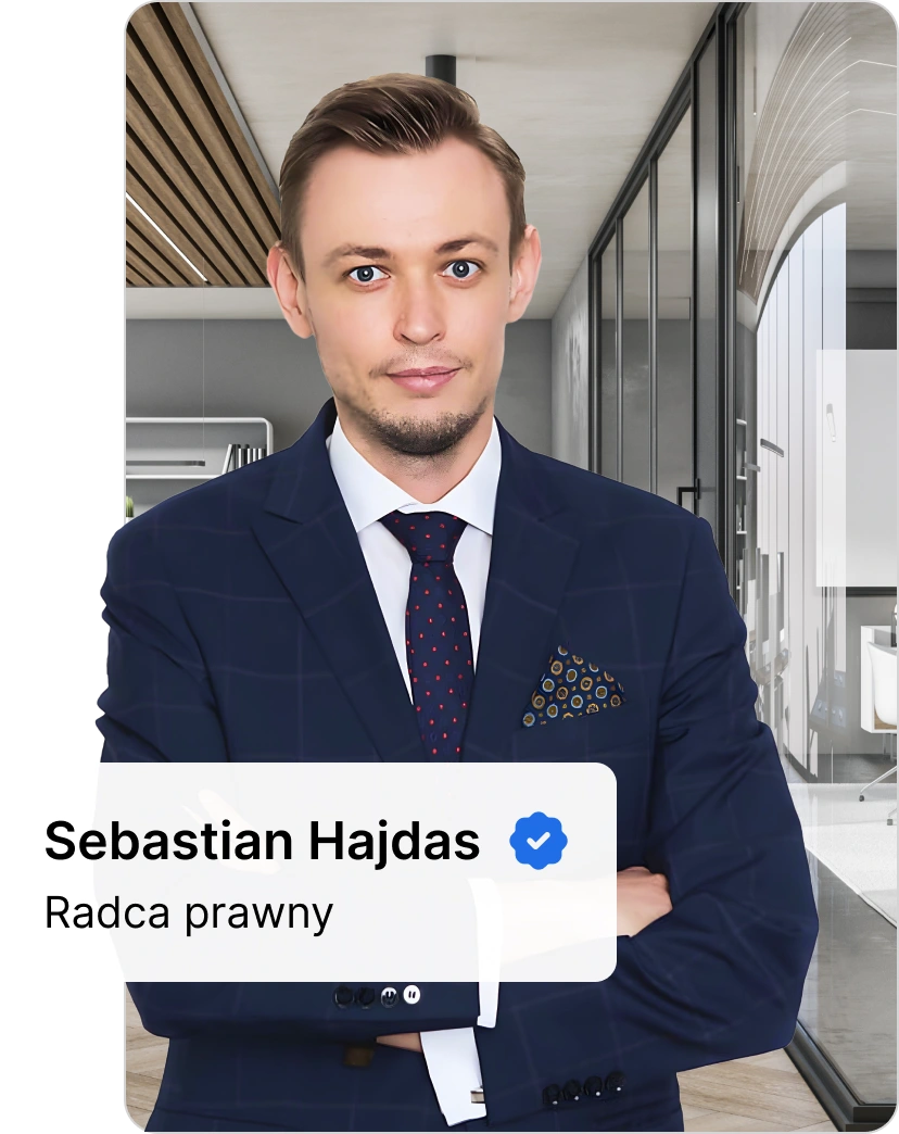 Sebastian Hajdas, radca prawny specjalizujący się w sprawach dotyczących pozostałych wypadków, na tle jasnego biura.