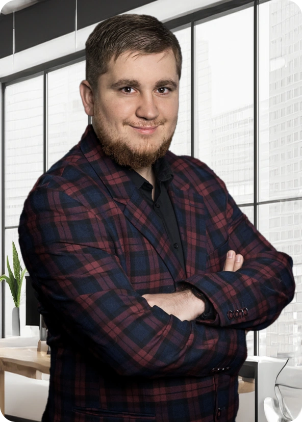 Sebastian Borowy, radca prawny specjalizujący się w sprawach dotyczących wypadków w pracy, na tle nowoczesnego wnętrza.
