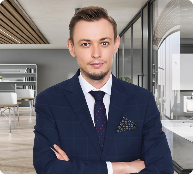 Sebastian Hajdas, radca prawny specjalizujący się w sprawach dotyczących pozostałych wypadków, na tle jasnego biura.