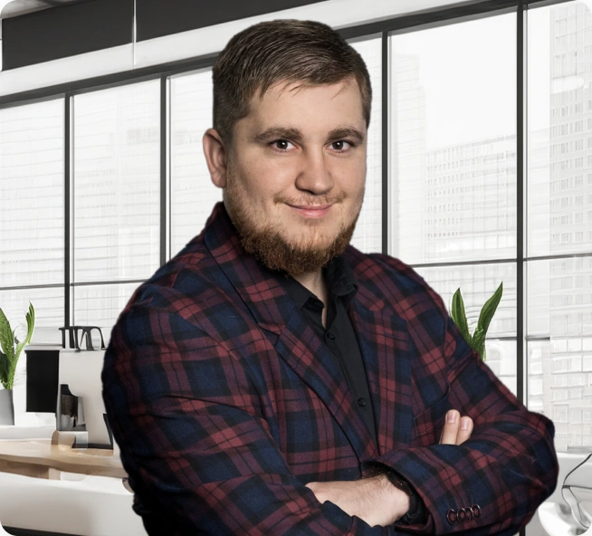 Sebastian Borowy, radca prawny specjalizujący się w sprawach dotyczących wypadków w pracy, na tle nowoczesnego wnętrza.