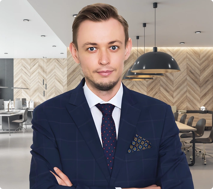 Sebastian Hajdas, radca prawny specjalizujący się w sprawach dotyczących pozostałych wypadków, na tle jasnego biura.